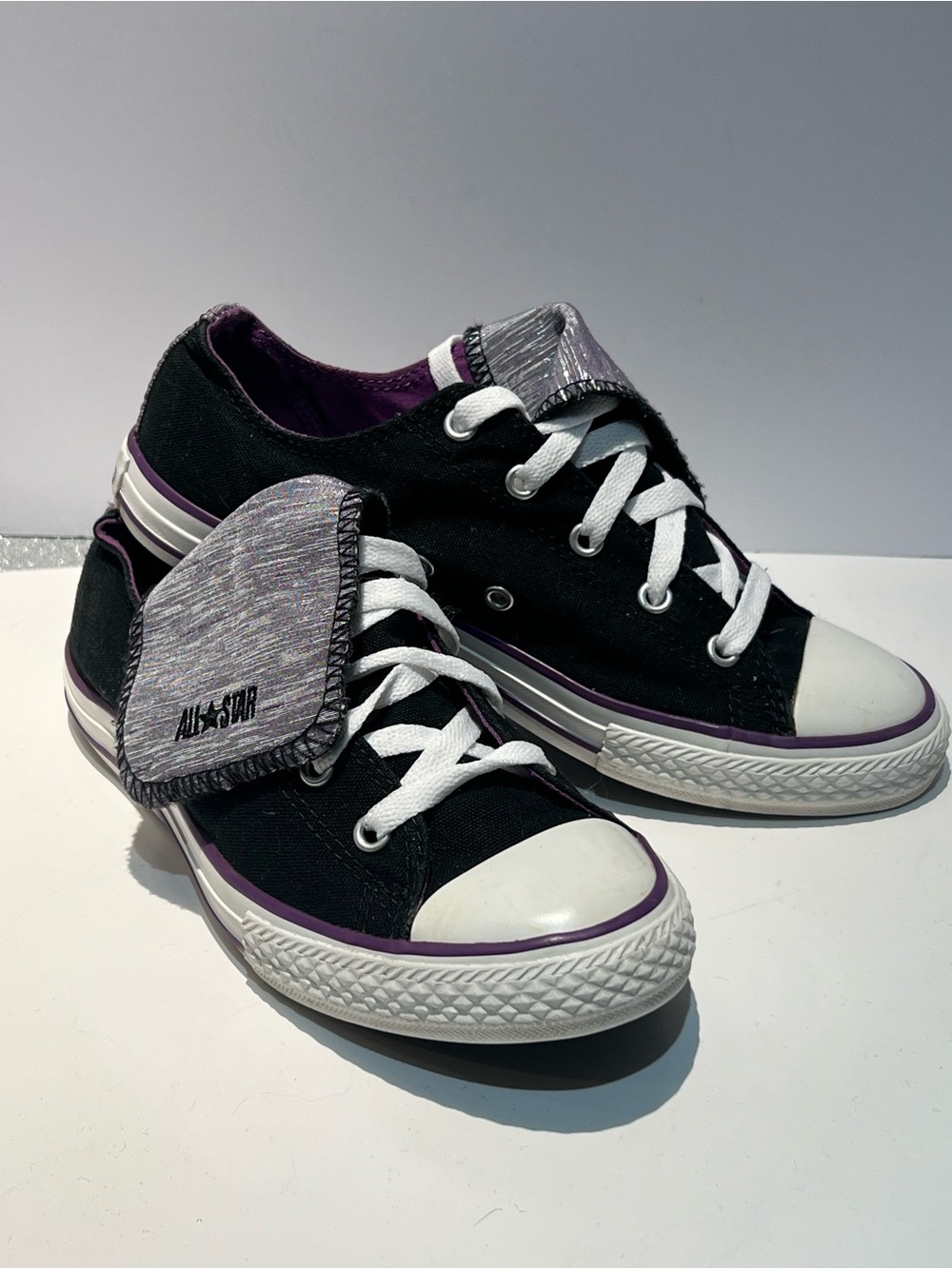 CONVERSE ALL STAR LOW TOP BLACK SNEAKERS w/PURPLE SPARKLY SNAP TONGUE SIZE 4 F27